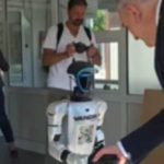 Budućnost je stigla: Minića na vratima dočekao robot (Video)