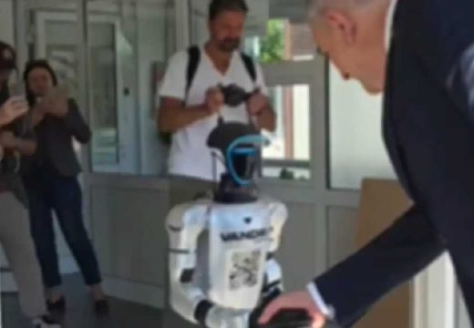 Budućnost je stigla: Minića na vratima dočekao robot (Video)