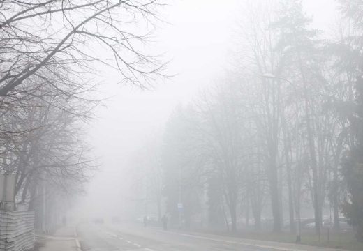 Vozači, pažljivo: Magla smanjuje vidljivost, poseban oprez za ovim pravcima
