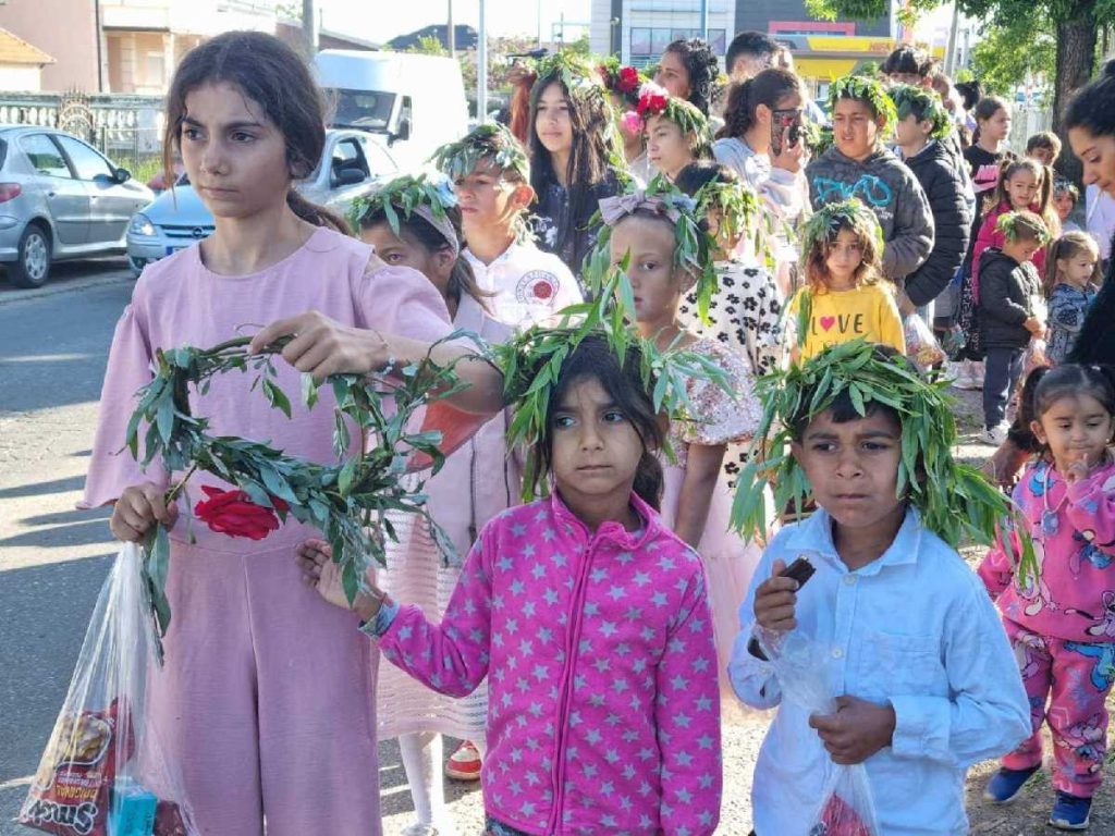Bacanje vjenčića za zdravlje, sreću i dug život: Bijeljinski Romi tradicionalno obilježavaju Đurđevdan (Foto)
