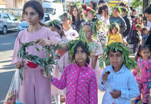 Bacanje vjenčića za zdravlje, sreću i dug život: Bijeljinski Romi tradicionalno obilježavaju Đurđevdan (Foto)