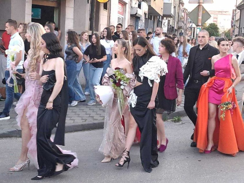 Spoj mladosti i ljepote: Bijeljinski gimnazijalci otvorili sezonu proslave matura (Foto)