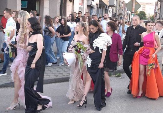 Spoj mladosti i ljepote: Bijeljinski gimnazijalci otvorili sezonu proslave matura (Foto)