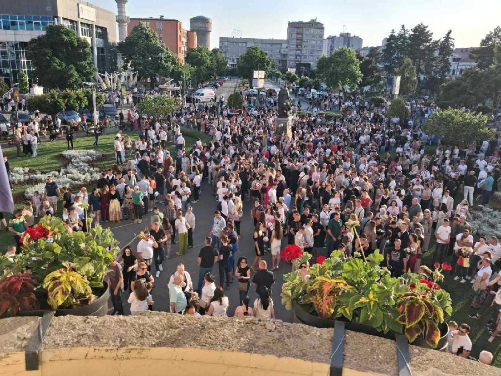 Maturanti Tehničke škole proslavljaju maturu:  Matura u znaku mladosti, znanja i druženja (Video)