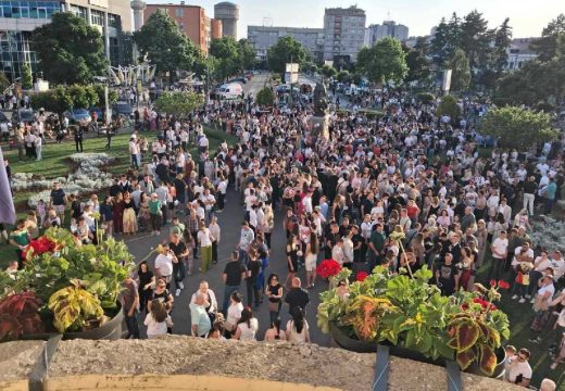 Maturanti Tehničke škole proslavljaju maturu:  Matura u znaku mladosti, znanja i druženja (Video)