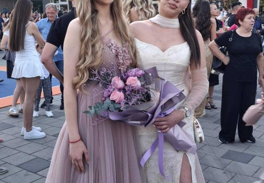 Spoj mladosti, ljepote i elegancije: Maturanti Poljoprivredne i medicinske škole (Foto)