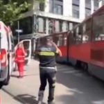 Detalji drame u Beogradu: Šutirali prozore i vrata tramvaja da izađu, povrijeđena i djeca (Video)