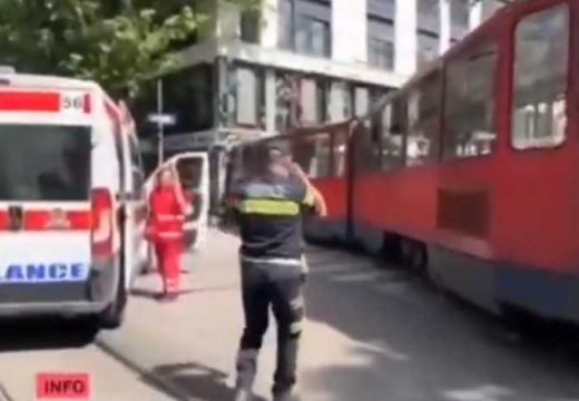 Detalji drame u Beogradu: Šutirali prozore i vrata tramvaja da izađu, povrijeđena i djeca (Video)