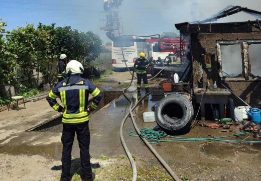 Vatra ugašena: Lokalizovan požar u Bijeljini, intervenisalo devet vatrogasaca (Foto)