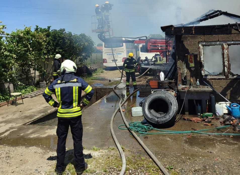 Vatra ugašena: Lokalizovan požar u Bijeljini, intervenisalo devet vatrogasaca (Foto)