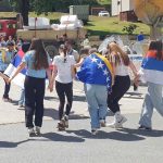 Mature: Uz trubače i zastave RS i BiH maturanti u Srebrenici slavili kraj školovanja (Foto)