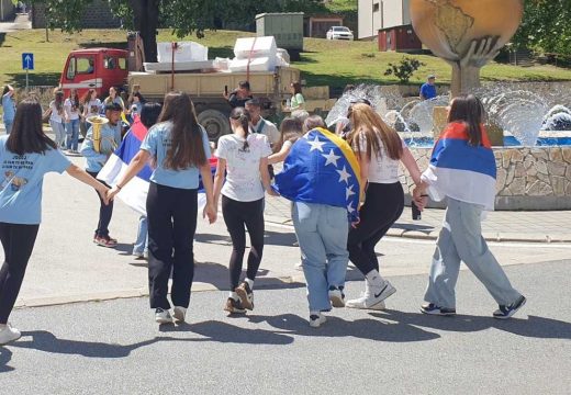 Mature: Uz trubače i zastave RS i BiH maturanti u Srebrenici slavili kraj školovanja (Foto)