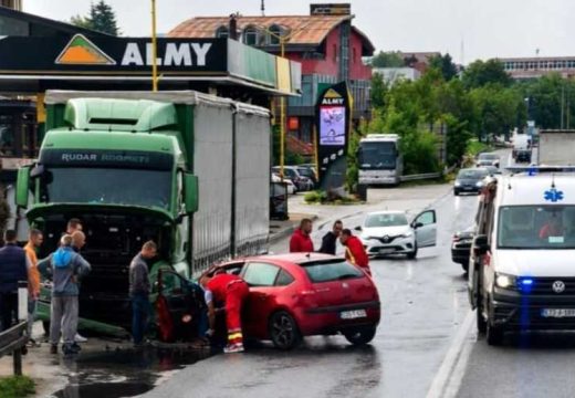 Teška nesreća u BiH: Sudar kamiona i automobila, vozač u bolnici