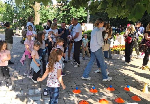Povodom Svjetskog dana porodice – 15. maja: Porodični trenuci u Gradskom parku (Foto)