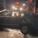 Haos kod Laktaša: Pijan automobilom udario u ogradu, pa se zakucao u naplatne kućice (Video)