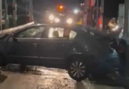 Haos kod Laktaša: Pijan automobilom udario u ogradu, pa se zakucao u naplatne kućice (Video)