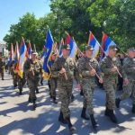 Defile ratnih zastava od kasarne do centra grada: Obilježavanje Dana Vojske Republike Srpske u Bijeljini