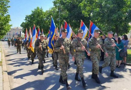 Defile ratnih zastava od kasarne do centra grada: Obilježavanje Dana Vojske Republike Srpske u Bijeljini