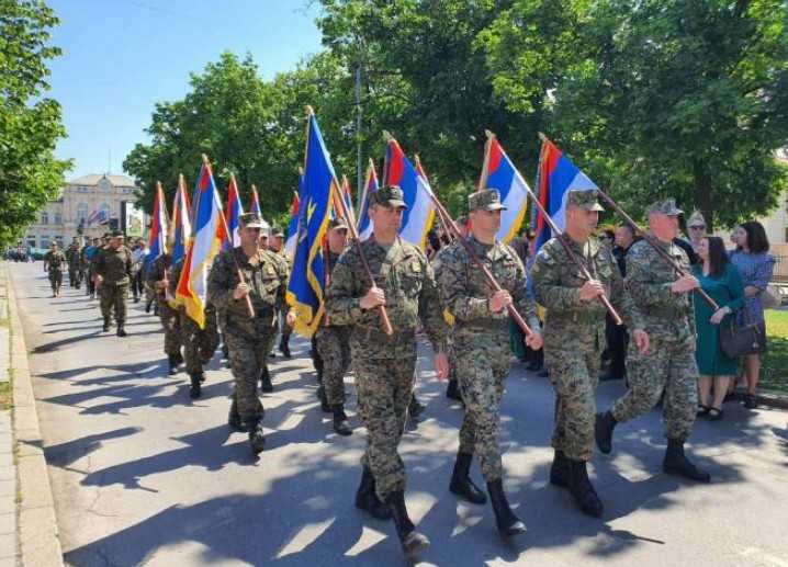 Defile ratnih zastava od kasarne do centra grada: Obilježavanje Dana Vojske Republike Srpske u Bijeljini