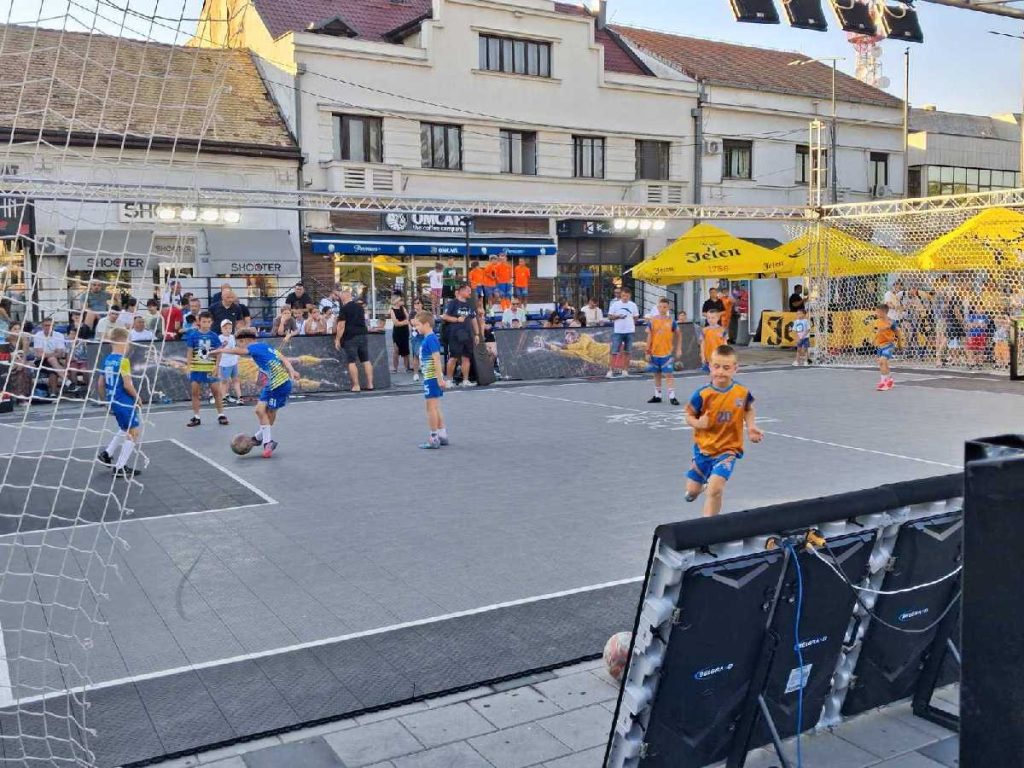Na gradskom trgu u Bijeljini: Počeo turnir “Tri na tri” (Foto)