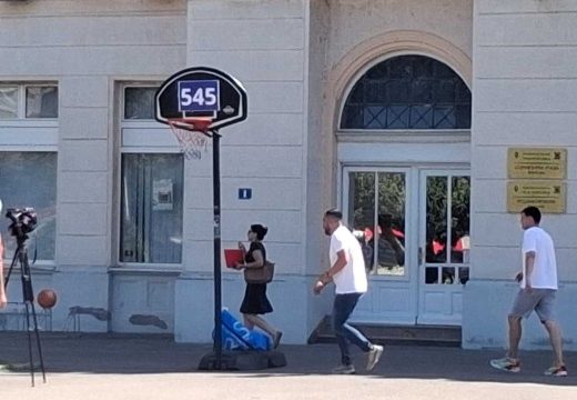 Protest Košarkaškog kluba „Fenix basket“: Simbolično protestno šutiranje na koš (Foto)