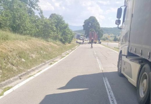 Nesreća kod Drvara: Poginula djevojka, sudarila se s ocem pa pala pod kamion