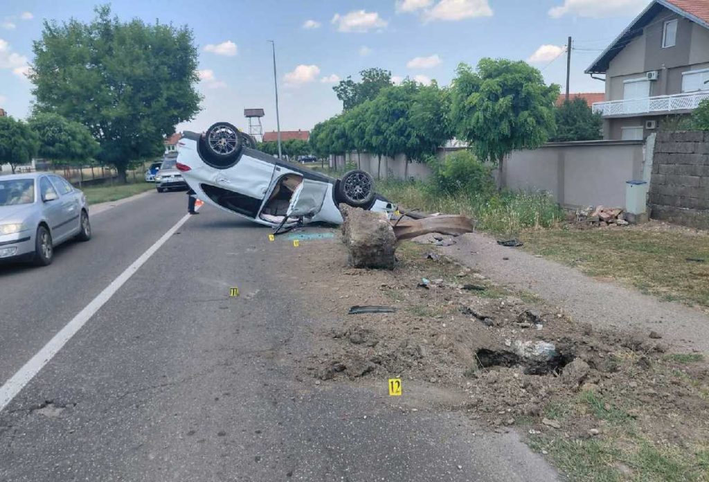 Detalji udesa kod Bijeljine: Auto prevrnut nakon zakucavanja u banderu, vozač u bolnici