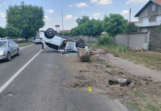 Detalji udesa kod Bijeljine: Auto prevrnut nakon zakucavanja u banderu, vozač u bolnici