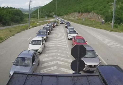 Naoružajte se strpljenjem: Kilometarske kolone na više graničnih prelaza
