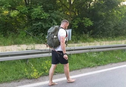 “Sve je u glavi, treba biti spreman i vjerovati”:  Slijepi mladić inspirisao Nikolu da krene bos na hodočašće, zavjet ispunjava već godinama (Video)