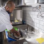 Majstori otkrili šta zaista pomaže kod zapušene sudopere: Soda bikarbona pala u zaborav