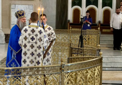 ČASNI POJAS PUTUJE NA SVETU GORU:  Više od 800.000 vjernika mu se poklonio, patrijarh Porfirije nosio plavu odoru na liturgiji, evo šta to znači