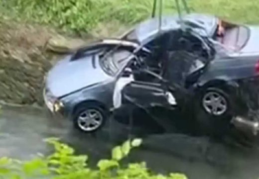 Hronika: Vozač poginuo nakon slijetanja automobilom u rijeku Unu (Video)