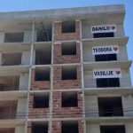 Završena humanitarna akcija: Tri stana za djecu sveštenika Nenada Mitrića