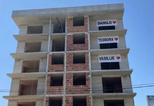 Završena humanitarna akcija: Tri stana za djecu sveštenika Nenada Mitrića
