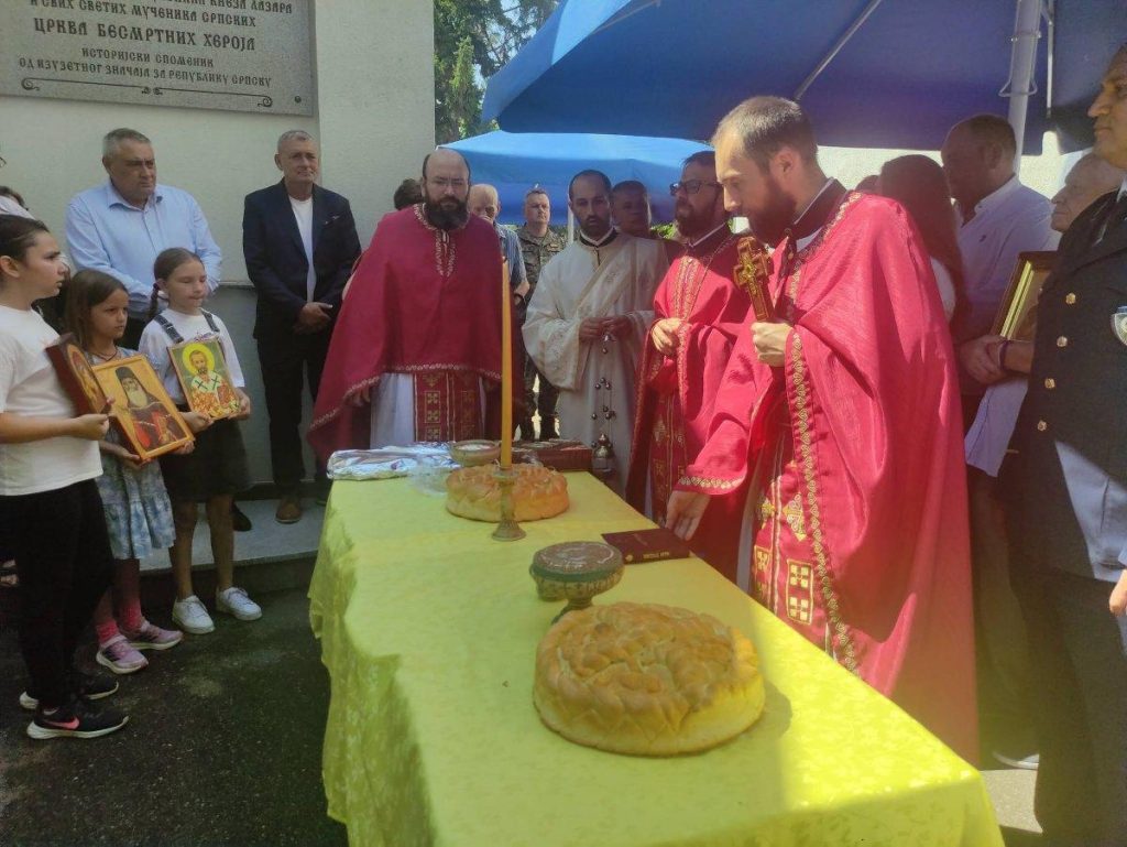 Mjesto molitvenog sjećanja: Svetom liturgijom obilježen Vidovdan u vojnom Spomen-hramu u Bijeljini (Foto)