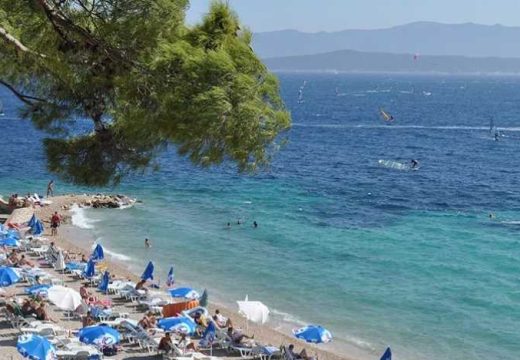 Drama na plaži u Hrvatskoj: Žena prestala da diše, spasili je policajci