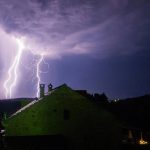 Užas u Srbiji: Grom usmrtio muškarca, žena u bolnici
