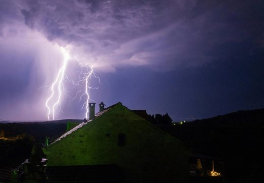 Užas u Srbiji: Grom usmrtio muškarca, žena u bolnici
