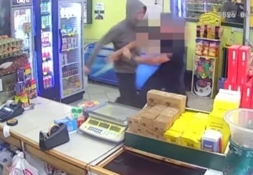 Hrabri Luka savladao naoružanog pljačkaša: Razbojnik upao u prodavnicu, pa potegao nož (Video)