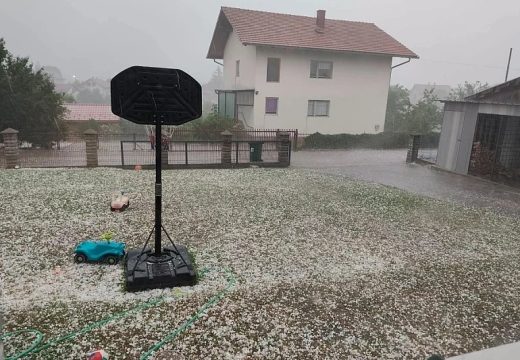 Obilna kiša i led: Nevrijeme već pogodilo dijelove BiH