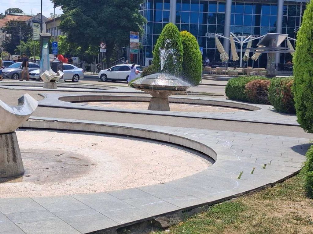 Vrućina ispraznila ulice Bijeljine: Građani spas traže u hladu, pored bazena i rijeka (Foto)