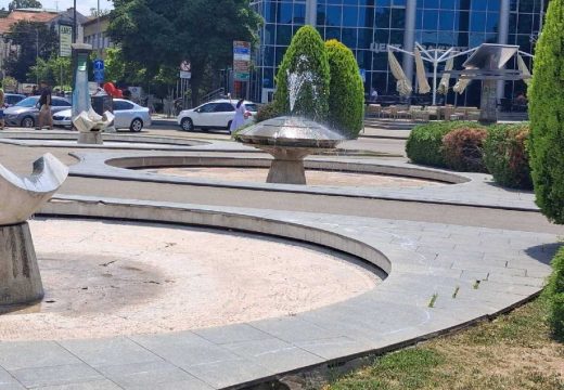 Vrućina ispraznila ulice Bijeljine: Građani spas traže u hladu, pored bazena i rijeka (Foto)
