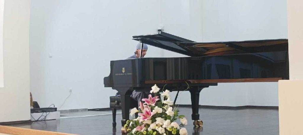 Sokolski dom u Bijeljini: Koncert pijaniste monaha Avelja