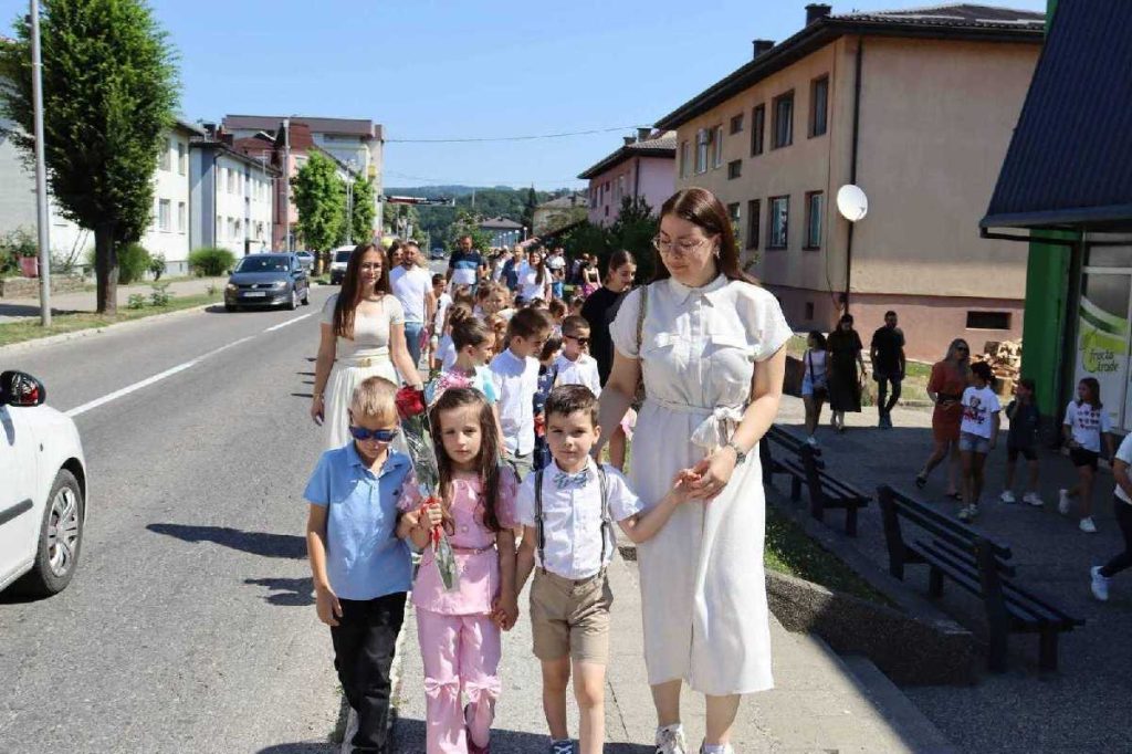 Svečanost za predškolce: Defile predškolaraca dječijeg vrtića Lopare (Foto)