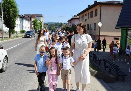 Svečanost za predškolce: Defile predškolaraca dječijeg vrtića Lopare (Foto)