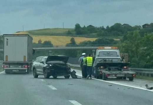 Nezgoda: Automobil na auto-putu “9. januar” udario u bankinu (Foto)