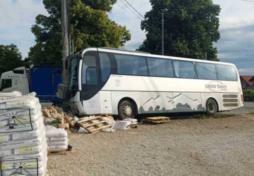 Mokar kolovoz napravio problem: Dvije nezgode kod Laktaša, ima povrijeđenih (Foto)