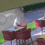 Stravični prizori u Sarajevu: Preticao vozila pa završio na krovu (Video)