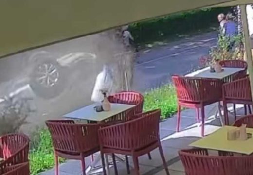 Stravični prizori u Sarajevu: Preticao vozila pa završio na krovu (Video)